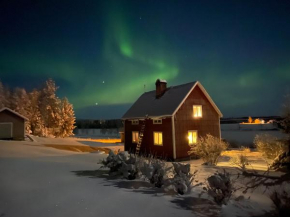 COZY Home with LAKE view-free WiFi - free SAUNA, Överkalix Municipality